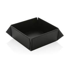 Boîte de rangement pliable et magnétique en PU recyclé certifié RCS. Contenu recyclé total : 21% sur la base du poids total de l'article. La certification RCS garantit une chaîne d'approvisionnement entièrement certifiée pour les matériaux recyclés. La boîte de rangement est livrée à plat dans l'emballage et peut facilement être pliée en boîte de rangement grâce aux aimants intégrés. Parfait pour votre bureau ou votre table de chevet. Emballé dans un emballage FSC® mix.