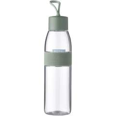 Diese trendige Wasserflasche von Mepal ist umweltfreundlich und preiswert sowie perfekt für den Einsatz bei der Arbeit, beim Sport oder in der Freizeit. Der grüne Deckel lässt sich leicht abschrauben und verfügt über eine Schlaufe für einfachen Tragekomfort. Die Ellipse Wasserflasche ist BPA- und phthalatfrei, spülmaschinenfest (ohne Gummiband) und 100 % auslaufsicher. Bewahren Sie die Flasche nach der Reinigung ohne Deckel auf. Der Deckel kann mit der Schlaufe an der Flasche befestigt werden, damit er nicht verloren geht. Für kohlensäurehaltige Getränke geeignet, sollte dann jedoch nicht bis zum Rand gefüllt werden.

