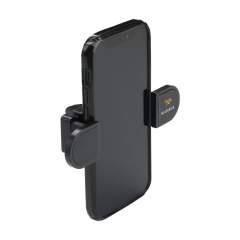 Support de téléphone universel et réglable en ABS recyclé. Rotation à 360 degrés. Facile à fixer sur la grille d'aération de votre voiture. Placez votre téléphone mobile (jusqu'à 6 pouces) dans le support pour une utilisation mains libres. Certifié GRS. Matière recyclée totale : 79%. Emballage par pièce.