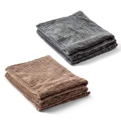 Das schöne Jaquard-Plaid von Kosta LInnewäfveri ist aus weichem Fleece gefertigt. Die Vorderseite des Plaids hat ein Muster aus kleinen Rechtecken, während die Rückseite glatt ist. Das Plaid ist ebenso weich und kuschelig wie dekorativ und eignet sic...