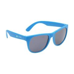 Modische Sonnenbrille. Das Gestell ist aus recyceltem Kunststoff gefertigt. Mit UV 400-Schutz (nach europäischen Standards). Modische Sonnenbrille. Das Gestell ist aus recyceltem Kunststoff gefertigt. Mit UV 400-Schutz (nach europäischen Standards).