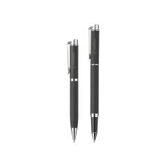 Schickes, metallenes Schreibset: Blauschreibender Kugelschreiber und Fineliner mit schnelltrocknender blauer Tinte. Beides mit stylischem gummierten Abschluss, Clip und hochglänzenden Akzenten. Pro Set in einer Verpackung. Schickes, metallenes Schreibset: Blauschreibender Kugelschreiber und Fineliner mit schnelltrocknender blauer Tinte. Beides mit stylischem gummierten Abschluss, Clip und hochglänzenden Akzenten. Pro Set in einer Verpackung.