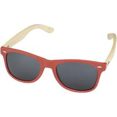 Ces lunettes de soleil durables au design rétro sont le cadeau promotionnel idéal lors des festivals d'été, des événements ou d'autres activités extérieures par temps ensoleillé. Le cadre est fabriqué à partir d'un mélange de plastique et de bambou réduisant l'utilisation de plastiques vierges. Il est disponible en plusieurs couleurs tendance. Les branches offrent un ajustement léger et confortable. Elles sont fabriquées à partir de bambou qui provient de sources durables, environnementales et socialement responsables. Ces lunettes sont conformes à la norme EN ISO 12312-1 et sont dotées de verres UV400 classés dans la catégorie 3, ce qui en fait le choix idéal pour une protection contre les rayons du soleil. La gravure au laser est recommandée comme option de marquage durable.