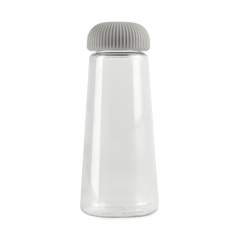 Bouteille unique en forme de cône, buvez avec style et le confort. Le corps en rPET RCS témoigne d'un engagement envers l'approvisionnement responsable en matériaux, avec 66 % de contenu recyclé sur la base du poids total du produit. Look innovant qui offre stabilité et style. Livrée dans une boite en kraft certifié FSC®. Boissons froides uniquement.