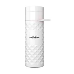 Wiederverwendbare Wasserflasche der Marke Join The Pipe. Diese Flasche besteht aus BIO HDPE. Ein Kunststoff, der aus dem Abfall der Zuckerrohrpflanze hergestellt wird. Das wunderschöne 3D-Diamantmuster verleiht der Flasche ein einzigartiges Erscheinungsbild. Die Flasche hat 2 Öffnungen mit Schraubverschluss: eine Trinköffnung und eine großzügige Öffnung zum einfachen Reinigen der Flasche oder zum Einfüllen von Eiswürfeln. Mit praktischer Gummi-Trageschlaufe. Auslaufsicher und BPA-frei. Spülmaschinengeeignet bis zu 65°C. Um den Aufdruck zu erhalten, wird Waschen von Hand empfohlen. Fassungsvermögen: 500 ml. Made in Holland.