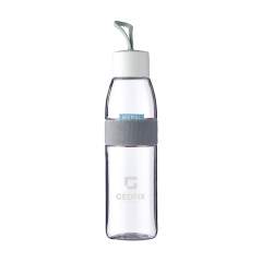 Bouteille d'eau en plastique, design et réutilisable, de la gamme Mepal. Le bouchon à vis est pourvu d'un anneau fonctionnel, ce qui rend la bouteille facile à transporter lorsqu'elle n'est pas utilisée. La bouteille a un grand goulot et offre une pr...