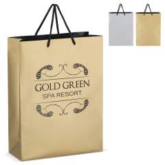 Elegante Geschenktasche aus FSC-zertifiziertem Papier mit 5 mm dicken Kordeln aus recyceltem Polyester. Sie ist für ein Gewicht von bis zu 5 kg ausgelegt und hat ein luxuriöses Aussehen mit schwarzen Griffen und einer schwarzen Innenseite. Perfekt zu...