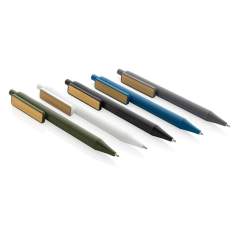 Een mooie pen met een nieuwe look met een bamboe clip. Gemaakt met GRS (Global Recycle Standard) gecertificeerde gerecyclede materialen. GRS-certificering zorgt voor een volledig gecertificeerde toeleveringsketen van de gerecyclede materialen. Gemaak...