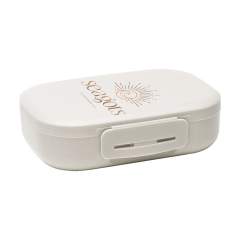 Boîte à lunch fonctionnelle en plastique PP de la marque Amuse. Fermeture à clip pratique. Taille compacte. Convient pour 4 tranches de pain ou d'autres aliments. Le fond nervuré assure une bonne ventilation, de sorte que le contenu reste frais plus longtemps.    Sans BPA. Ce produit passe au lave-vaisselle jusqu'à 65°C. Le lavage à la main est recommandé pour préserver l’impression. Fabriqué en Belgique.