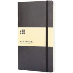 Le carnet Classic avec couverture souple dispose d’une couverture flexible dans une gamme de couleurs éclatantes. Il comporte des coins arrondis, une fermeture élastique et un ruban marque-page. Contient 192 pages quadrillées couleur ivoire.