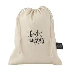 Sac cadeau en coton recyclé (150 g/m²). Avec cordons de serrage en polyester recyclé et coton recyclé. Original comme emballage cadeau et adapté au rangement d'objets. Certifié GRS. Matière recyclée totale : 94%. Capacité env. 500 ml.