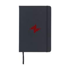 Carnet pratique au format A5. Avec une couverture rigide en PU, environ 80 feuilles / 160 pages vierges de couleur crème, non ligné (70 g/m²) certifié FSC Mix, une fermeture élastique et un marque-page.