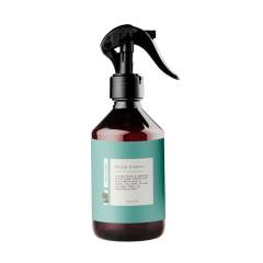 300 ml Raumspray, hergestellt in den Niederlanden. Eine spritzige Mischung aus Zitrusfrüchten, weichem Moschus und einem Hauch von Wald: sauber, frisch und doch überraschend sanft