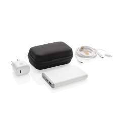 3-teiliges 20W-Schnellladeset für mobile Geräte und andere Kleingeräte. Mit EU-Adapter mit 20W-USB-C-Anschluss, 5.000mAh-Powerbank und 120cm recyceltem TPE-60W-Schnellladekabel (USB C auf USB/Lightning). Das Kabel unterstützt die Datenübertragung und auch das Aufladen größerer Geräte wie Laptops. Adapter, Powerbank und Kabel sind aus RCS-zertifiziert recyceltem PC, ABS und recyceltem TPE hergestellt. Verpackt in einem Beutel aus RCS-zertifiziert recyceltem PET. Recycelter Gesamtanteil des gesamten Sets: 59%, bezogen auf das Gesamtgewicht des Artikels. Die RCS-Zertifizierung gewährleistet eine vollständig zertifizierte Lieferkette de recycelten Materialien. Verpackt in FSC®-Verpackung. PVC-frei. Input Wandladegerät AC 100-240V 50/60Hz 0.6A; Output Wandladegerät USB-C:5.0V⎓3.0A,9.0V⎓2.22,12.0V⎓1.67A (20W Max). Output Powerbank 5V⎓2.4A, USB-C Input: 5V⎓2.4A<br /><br />PowerbankCapacity: 5000<br />PVC free: true
