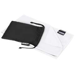 Serviette rafraîchissante lavable à absorption et séchage rapides en PET recyclé. Livrée dans une petite pochette à fermeture en PET recyclé pour faciliter le transport. Grande zone de marquage sur la pochette (dimensions 15 x 11,5 cm). Marquage également possible sur la serviette rafraîchissante elle-même (dimensions 80 x 30 cm).