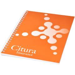 Cahier Desk-Mate® à spirales A4. Inclut 50 feuilles (80 g/m²) de papier vierge et une 1ere de couverture (450 g/m²). Cette couverture est anti-déchirures et imperméable. Vous pouvez personnaliser les pages de ce carnet  avec n'importe quel motif - que vous souhaitiez du papier ligné, avec des carrés ou des points - tout est possible !