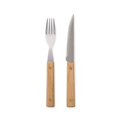 Mettez la table avec cet ensemble de couverts BBQ 8 pièces intemporel, conçu dans un esprit de simplicité scandinave. Fabriqué en bois de frêne certifié FSC® et en acier inoxydable de haute qualité, cet ensemble comprend quatre couteaux tranchants et quatre fourchettes avec une prise en main confortable. Cet ensemble est non seulement un plaisir à utiliser, mais aussi un complément élégant à tout barbecue ou repas.