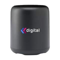 Enceinte Bluetooth sans fil avec boîtier en plastiques ABS et RPET recyclés. Disposant du Bluetooth version 5.1 et d'une puissance de 5W, cette enceinte produit un son clair et puissant. Une fois chargée, la batterie au lithium intégrée de 1200 mAh offre un temps de lecture allant jusqu'à 6 heures (à un volume de 75 %). Portée sans fil jusqu'à 10 mètres. Puissance de 300 mAh/3,7 V. Facile à utiliser et compatible avec les smartphones et tablettes les plus courants. Comprend un câble de charge USB-C en TPE recyclé et un mode d'emploi. Certifié RCS. Matière recyclée totale : 35%. Par pièce dans une boîte.