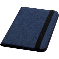 Le porte-passeport RFID Ross est fabriqué en polyester recyclé et est idéal pour les globe-trotteurs. Il comprend des poches dédiées au passeport, aux billets, aux cartes de crédit et autres objets. La fermeture élastique garde le contenu en sécurité.