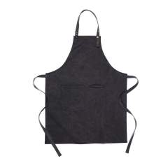 Schürze aus 87% verifiziert recyceltem Material. Diese stilvolle Schürze ist ein praktisches Küchenaccessoire mit einem wunderschönen Design. Sie hat eine Tasche auf der Vorderseite und eine Schlaufe zum Aufhängen von Utensilien oder Küchentüchern, damit Sie beim Kochen alles griffbereit haben. Zudem hat sie einen weichen und verstellbaren Nackenriemen für mehr Komfort. Hergestellt aus GRS-zertifiziert (Global Recycled Standard) recycelten Materialien. Die GRS-Zertifizierung gewährleistet eine vollständig zertifizierte Lieferkette für die recycelten Materialien. Der Gesamtanteil an recyceltem Material basiert auf dem Gesamtgewicht des Produkts. Dieses Produkt enthält 87% recyceltes Canvas.