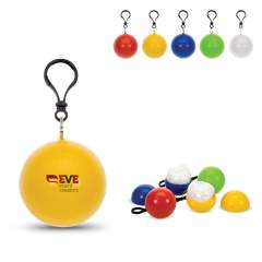 Porte-clés boule avec poncho. Toujours pratique il vous permet de vous abriter en cas de pluie.