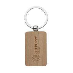 Rechthoekige, beukenhouten sleutelhanger aan stevige sleutelring. Per stuk in kraft envelop.