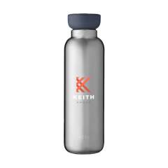 Dubbelwandige RVS thermosfles van het merk Mepal. Een opvallend trendy design. Houdt dranken tot 12 uur warm en tot 24 uur koud. Deze hoogwaardige isoleerfles is Food-Approved en 100% lekvrij. Geschikt voor koolzuurhoudende dranken, vul in dat geval de fles niet helemaal tot de rand. Niet vaatwasserbestendig. Met 2 jaar Mepal fabrieksgarantie. Inhoud 500 ml. Made in Holland.    VOORRAAD INFORMATIE: Tot 1.000 stuks beschikbaar binnen 10 werkdagen. Uitzonderingen voorbehouden. Per stuk in doos.