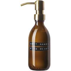 Stilvoller Glasspender (250 ml) für Bad, Küche oder WC. Dieser luxuriöse Spender ist mit veganer Handcreme mit angenehmem Bambusduft gefüllt, die Ihre Hände pflegt. Das schöne braune Glas in Kombination mit der Messingpumpe und dem Text „Soft hands kind heart“ ist eine Bereicherung für jedes Interieur. Nach dem Gebrauch kann der Spender einfach nachgefüllt werden. Hergestellt in den Niederlanden.