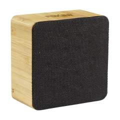 Kabelloser 5-W-Bluetooth-Lautsprecher. Das Gehäuse ist aus natürlichem, FSC® zertifiziertem Bambus gefertigt und ist mit einem Lautsprechertuch aus RPET ausgestattet. Mit einer Leistung von 5 W erzeugt der Lautsprecher einen guten, klaren Klang. Der eingebaute, wiederaufladbare 1200-mAh-Li-Ion-Akku garantiert nach dem Aufladen eine Spielzeit von bis zu 6 Stunden (bei einer Lautstärke von 75 %). Kabellose Reichweite bis zu 10 Meter. Einfach zu bedienen und mit den gängigsten Smartphones und Tablets kompatibel. Ausgang: 5 W. Inklusive Ladekabel mit USB-C-Anschluss und Gebrauchsanweisung. Wird einzeln in einem Kraftkarton geliefert.