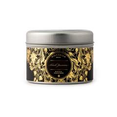 Bougie parfumée en boîte de la marque suédoise Victorian. La boîte est munie d'un couvercle en métal. La bougie parfumée a une odeur de fleurs de jasmin et des notes épicées de musc. Durée de combustion : 12 heures.