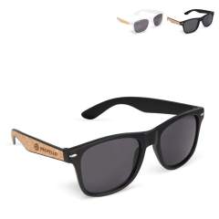 Rehaussez votre look avec nos lunettes de soleil Wayfarer avec une touche de nature. Fabriquées avec une monture en PC 100 % recyclé et une élégante incrustation en liège, elles redéfinissent l'éco-chic. Le style rencontre le développement durable - ...