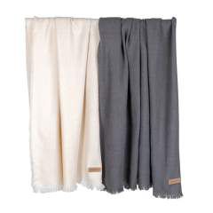 Couverture 130x150cm Ukiyo Aware™ Polylana® tissée avec des bords frangés. Gardez-la sur votre canapé pour des soirées cinéma douillettes ou sur votre lit pour un beau look. Avec le traceur AWARE™ qui valide l'utilisation authentique de matériaux rec...