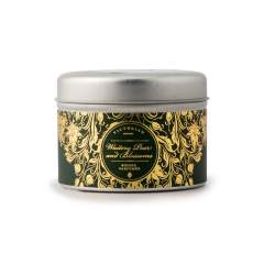 Bougie parfumée en boîte de la marque suédoise Victorian. La boîte est munie d'un couvercle en métal. La bougie parfumée a une odeur fraîche de poires et de fleurs épanouies. Durée de combustion : 12 heures.