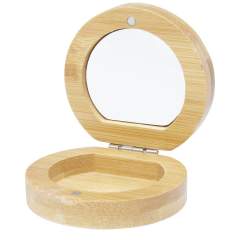 Kompakter Bambus-Taschenspiegel für die Reise oder den täglichen Gebrauch für Hautpflege und Make-up. An der Unterseite des Spiegels befindet sich ein kleines Fach für kleine Accessoires. Der verwendete Bambus wird nach nachhaltigen Normen beschafft und produziert.