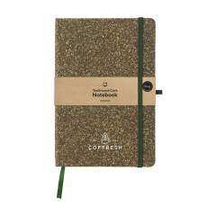 WoW! Carnet de notes au format A5. La couverture en carton certifiée FSC est revêtue d'un mélange de déchets de feuilles de thé, de liège, de polyester et de coton. Le résultat est une couverture robuste aux teintes variées de vert et brun avec une apparence naturelle. Le carnet contient environ 96 feuilles/192 pages de papier blanc, ligné, recyclé et certifié FSC Mix (70 g/m²). Avec boucle à stylo, élastique de fermeture et ruban marque-page. L'utilisation de feuilles de thé usagées comme base pour la production de nouveaux matériaux, comme cette couverture, prolonge le cycle de vie des feuilles de thé. En raison de l'utilisation de matériaux organiques, la couleur de la couverture peut différer légèrement selon le carnet/lot.     Pour votre information : En raison du tissage grossier, l'impression de petits détails dans un logo, des lignes fines et de très petites lettres est limitée. Il est donc possible qu'après avoir reçu votre logo, nous vous conseillions de l'ajuster ou de l'élargir.