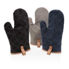 Een handige kameraad in de keuken- Deze gewatteerde ovenwant beschermt de handen tegen hete voorwerpen. De afzonderlijke duim zorgt voor een goede grip, met decoratief PU-detail. Gemaakt van een zware kwaliteit 16 oz. canvas. Wordt geleverd in kraft ...