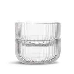 Le bol Billi a un design unique où la bande caractéristique révèle qu'il provient de Sagaform. Sa forme douce est empilable et sa taille est parfaite pour les snacks, les desserts ou les céréales du petit-déjeuner. Le bol est pratique et bien pensé, il peut donc être utilisé à de nombreuses fins. Fabriqué en PET recyclé (rPET). Livré en paquet de 2. Studio Sagaform. Conçu en Suède par Studio Sagaform. La gamme Billi est adaptée à des températures allant jusqu'à 50°C. Lavage à la main uniquement. Taille ø12,5x6,5 cm, 70 cl.