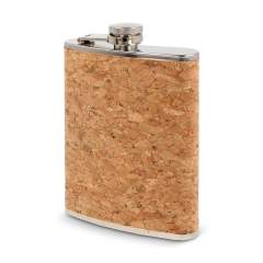 Entdecken Sie die Eleganz unseres Flachmanns aus Edelstahl mit 220 ml Fassungsvermögen und einer eleganten Korkhülle. Er verbindet zeitlosen Stil mit umweltfreundlichem Design, ist kompakt, schick und perfekt für den Luxus für unterwegs. Erhöhen Sie Ihre Trinkgewohnheiten, genießen Sie die Natur und erfreuen Sie sich an der Einfachheit eines jeden Tropfens. Entdecken Sie die Eleganz unseres Flachmanns aus Edelstahl mit 220 ml Fassungsvermögen und einer eleganten Korkhülle. Er verbindet zeitlosen Stil mit umweltfreundlichem Design, ist kompakt, schick und perfekt für den Luxus für unterwegs. Erhöhen Sie Ihre Trinkgewohnheiten, genießen Sie die Natur und erfreuen Sie sich an der Einfachheit eines jeden Tropfens.