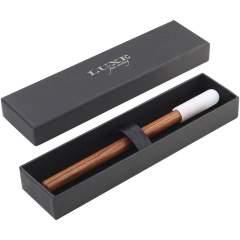 Ein Stift, mit dem man endlos schreiben und zeichnen kann, ohne Tinte zu verwenden. Der Stift ist aus strapazierfähigem Holz gefertigt und die Verwendung des Stiftes fühlt sich an wie das Schreiben mit einem Bleistift. Verpackt in einer Luxe Geschenkbox.