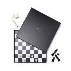 Jeu d'échecs classique en noir et blanc. Les pièces sont en bois laqué. Le jeu est livré avec une excellente boîte de rangement qui constitue également un élément décoratif attrayant dans votre maison.