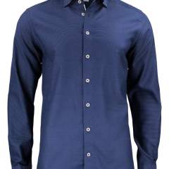 Een dubbele 100's jacquard stof, geweven met witte stippen op marine achtergrond voor een moderne en verfijnde look. Combineer het met het volledige pak of samen met een jeans, hoe dan ook , het zal je goed van pas komen. Onze nieuw ontwikkelde stof is gemaakt met een mechanische stretch voor een beter comfort. De mechanische stretch is een nieuwe innovatieve manier om comfort te geven aan een 100% natuurlijke katoenen stof. Het geeft een natuurlijke elasticiteit aan het hemd met maximaal 12% bewegingsbereikbaarheid, en houdt nog steeds onze geweldige Non-iron prestatie. Dit is innovatieve shirtmakerij op zijn best, en wij doen er graag aan mee!