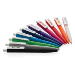 Stylo à bille rétractable en plastique avec finition losange texturé et attributs blanc. Nouvelle version avec finition gomme pour un confort d’écriture supplémentaire. Encre bleue Dokumental® de fabrication allemande pour +/- 1200m d’écriture et bil...