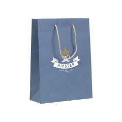 WoW! Stabile Papiergeschenktasche (Größe M) aus Recyclingpapier mit Jeansfasern (180 g/m²). Durch die Verwendung von recycelten Jeansstoffen kann die Farbe Blau von Tasche zu Tasche variieren. Die blaue Farbe verleiht der Tasche einen trendigen Look. Die Tasche hat zwei kurze Jute-Trageschlaufen, einen gefalteten Boden und eine Seitenfalte. Geeignet für alle Arten von Werbezwecken. Für die Herstellung dieser Tasche werden keine Bäume gefällt.