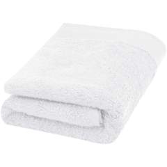 Cette serviette de haute qualité et durable de 550 g/m² propose une épaisseur agréable, un toucher soyeux et se révèle très douce sur la peau. Cet article est certifié STANDARD 100 by OEKO-TEX®. Cette certification garantit que le produit textile a été fabriqué à l'aide de procédés durables, dans des conditions de travail respectueuses de l'environnement et socialement responsables, et qu'il est exempt de produits chimiques ou de matières synthétiques nocives. Disponible dans plusieurs couleurs magnifiques pour parfaire la décoration de tout type de salle de bain, dans une maison ou un hôtel. La serviette est teinte avec un procédé de teinture sans eau qui réduit la demande en eau douce. Cela évite également la production de gros volumes d'eau polluée, caractéristiques des procédés de teinture à base d'eau. Dimensions de la serviette : 50 x 100 cm. Fabriquée en Europe. 