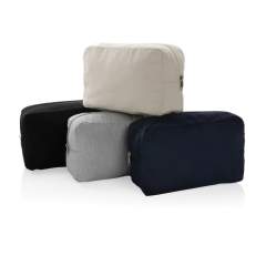 Trousse de toilette classique en toile 285 g/m² recyclée Impact AWARE™ pour tous vos essentiels. Gardez vos essentiels de beauté dans un seul compartiment spacieux. Avec le traceur AWARE™ qui valide l'utilisation authentique de matériaux recyclés. La...