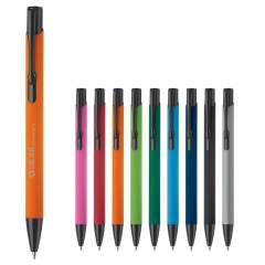 Gummierter, matter Metall Kugelschreiber, in trendigen Farben und mit Soft-Touch. Durch den gummierten Look ist dies ein trendiges sachliches Geschenk. Blauschreibend. 