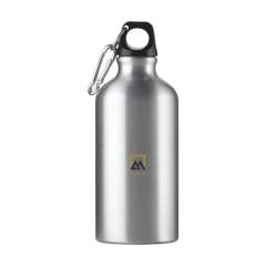 WoW! Single-walled water bottle made from recycled aluminium. With high gloss finish, plastic screw top with keyring and metal carabiner. The carabiner is not to be used for climbing. Leak proof. Not dishwasher-safe. GRS-certified. Total recycled material: 85%. Capacity 500 ml.      By using recycled aluminium, fewer new raw materials are used during the production of this product. This means less energy consumption and less use of water.