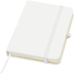 Het Spectrum Plus A6 notitieboek met harde kaft en afgeronde hoeken is niet alleen onmisbaar op kantoor, maar ook een geweldige kans om je merk te promoten. Het kartonnen notitieboek heeft een zacht aanvoelende kaft en 80 gelinieerde crèmekleurige vellen van 70 g/m², ideaal voor het opschrijven van snelle ideeën of lange notities. Het notitieboek heeft een pennenlus, elastische sluiting, lintmarkering en accordeonvak.