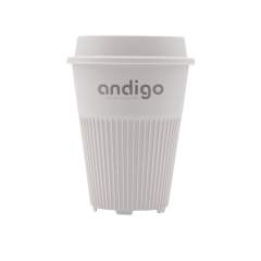 Herbruikbare koffie-to-go beker met deksel van het merk Circular&Co. Gemaakt van 100% recyclebaar, stevig PP. Deze stapelbare beker oogt niet alleen aantrekkelijk, het design legt ook de focus op functionaliteit. De ribbels verspreiden de warmte van de drank en zorgen voor een comfortabele grip. Daarnaast heeft de beker een quick-dry onderzijde. Het deksel met drinkopening voorkomt morsen. Past in de standaard drinkhouder van auto's, dus perfect voor onderweg, maar ook als beker bij de koffiemachine. Hét perfecte alternatief voor de wegwerpkoffiebeker. Deze beker gaat meer dan 500 wasbeurten mee en is tot 6 keer recyclebaar. Na slechts 2 keer gebruiken is de CO2-uitstoot van de koffie-to-go beker gecompenseerd ten opzichte van een alternatief voor eenmalig gebruik. Door over te stappen op een herbruikbare beker komen er miljarden bekers minder bij het afval terecht. Vaatwasserbestendig, alleen voor het bovenrek van de vaatwasser. Inhoud 227 ml.