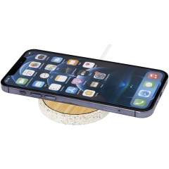 Kabelloses 10W Ladepad aus einer Kombination von natürlichem Terrazzo und Bambus. Eingebaute FOD-Sicherheitsfunktion zur Vermeidung von Brandgefahr. Kompatibel mit allen Qi-Geräten (iPhone 8 oder höher und Android Geräte, die kabelloses Laden unterstützen). Lieferung in einer Geschenkbox inklusive Bedienungsanleitung (beides aus nachhaltigen Materialien).